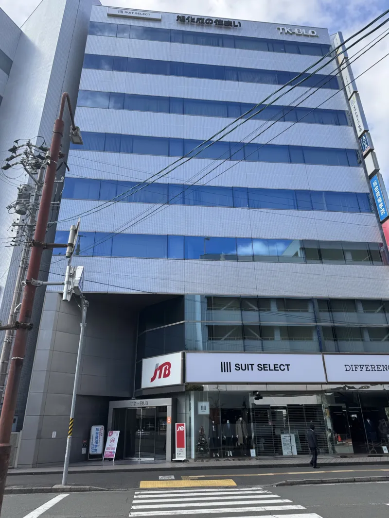 四日市校外観
