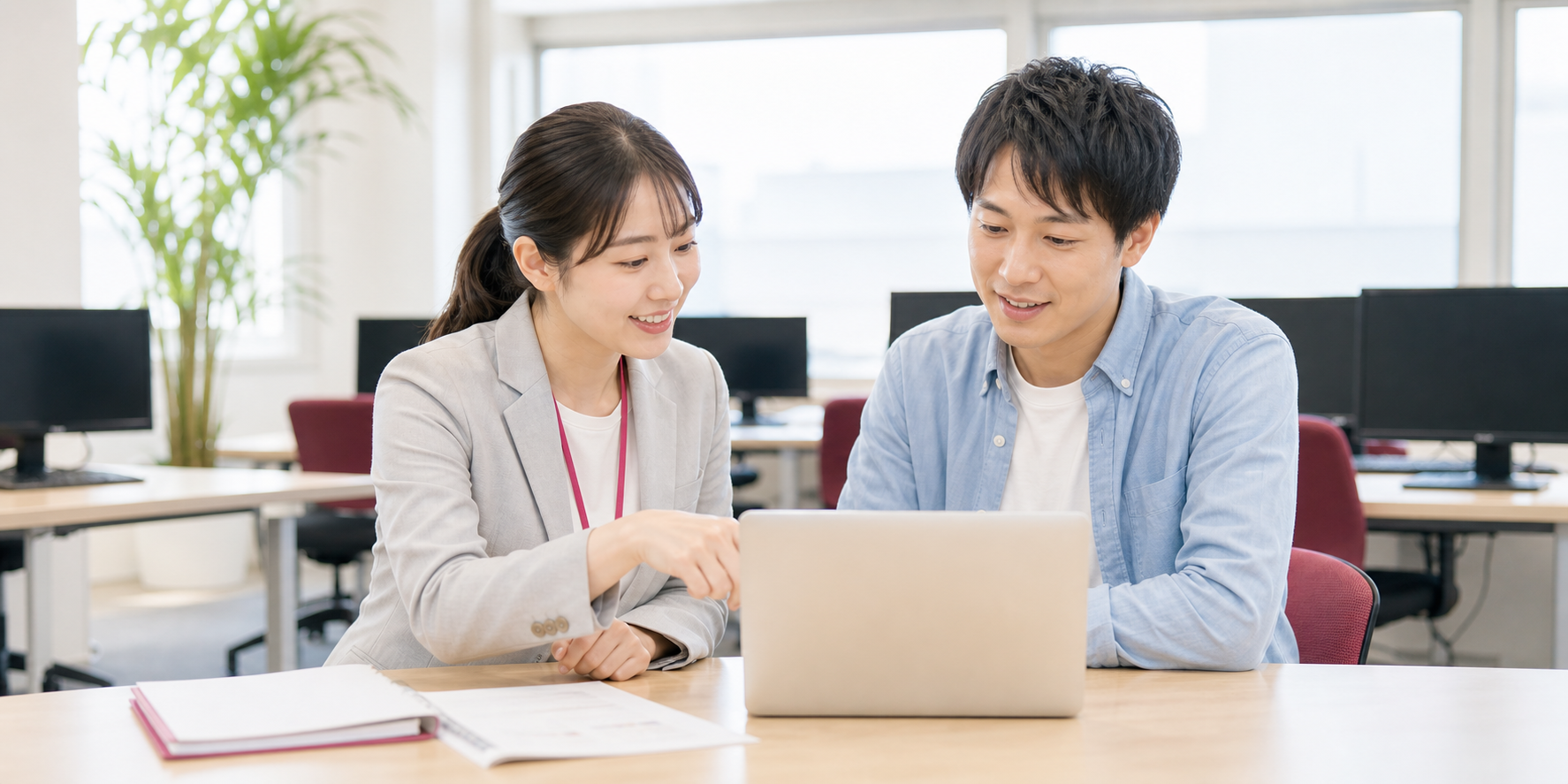 教室で講師に相談しながら講座を検討している様子