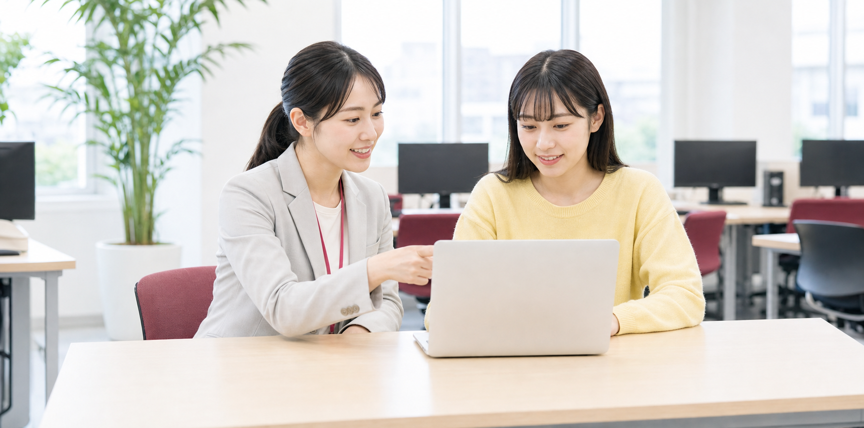 教室で講師が受講者に個別レッスンをしている様子